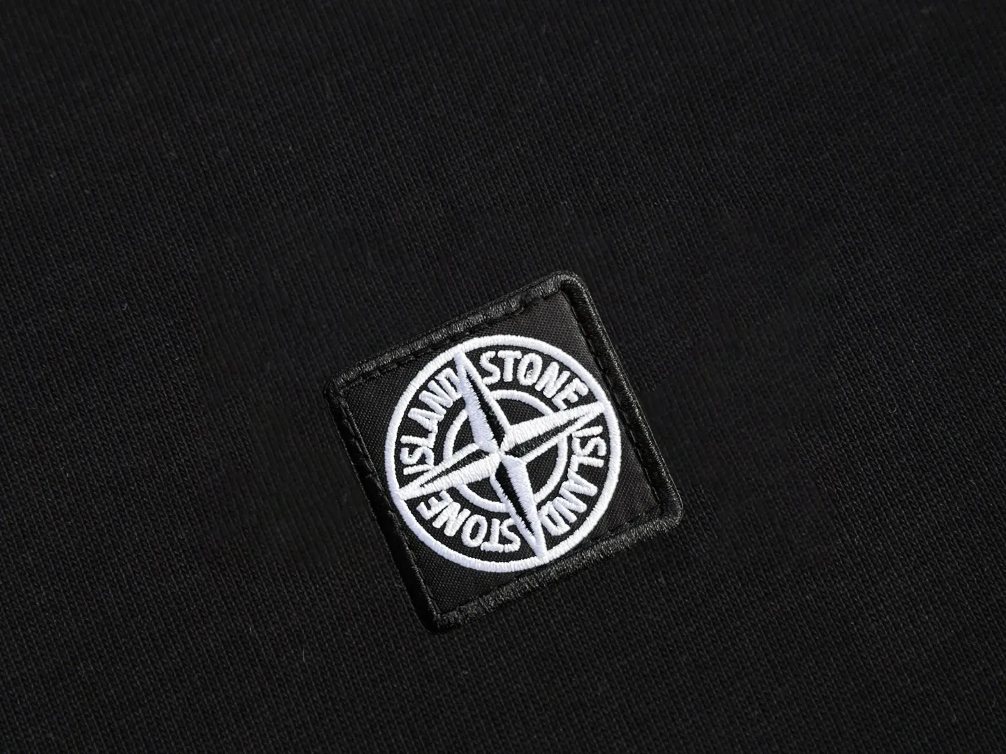 🅿️160 Stone Island Short Sleeve - Made of 280g double yarn pure cotton, the fabric color is custom-dyed and will not shrink or fade. Comfortable to the touch and super texture❤️Full set of accessories. A must-have for trendy men and trendy women, the classic off-shoulder slightly wide version is available exclusively from stock!           ⚠ Top version official website quality ❕ Color: White Black Size: S M L XL Crowd: Same style for men and women